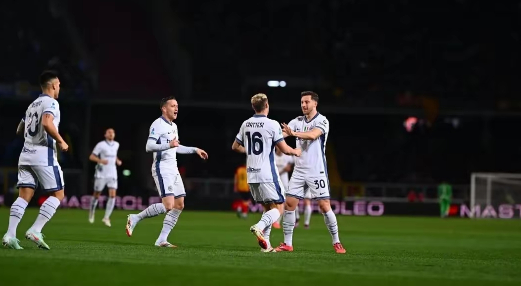 关于罗马球迷闹场事件,意甲风波不断,联赛形势动荡的信息 关于罗马球迷闹场事件,意甲风波不断,联赛形势动荡的信息