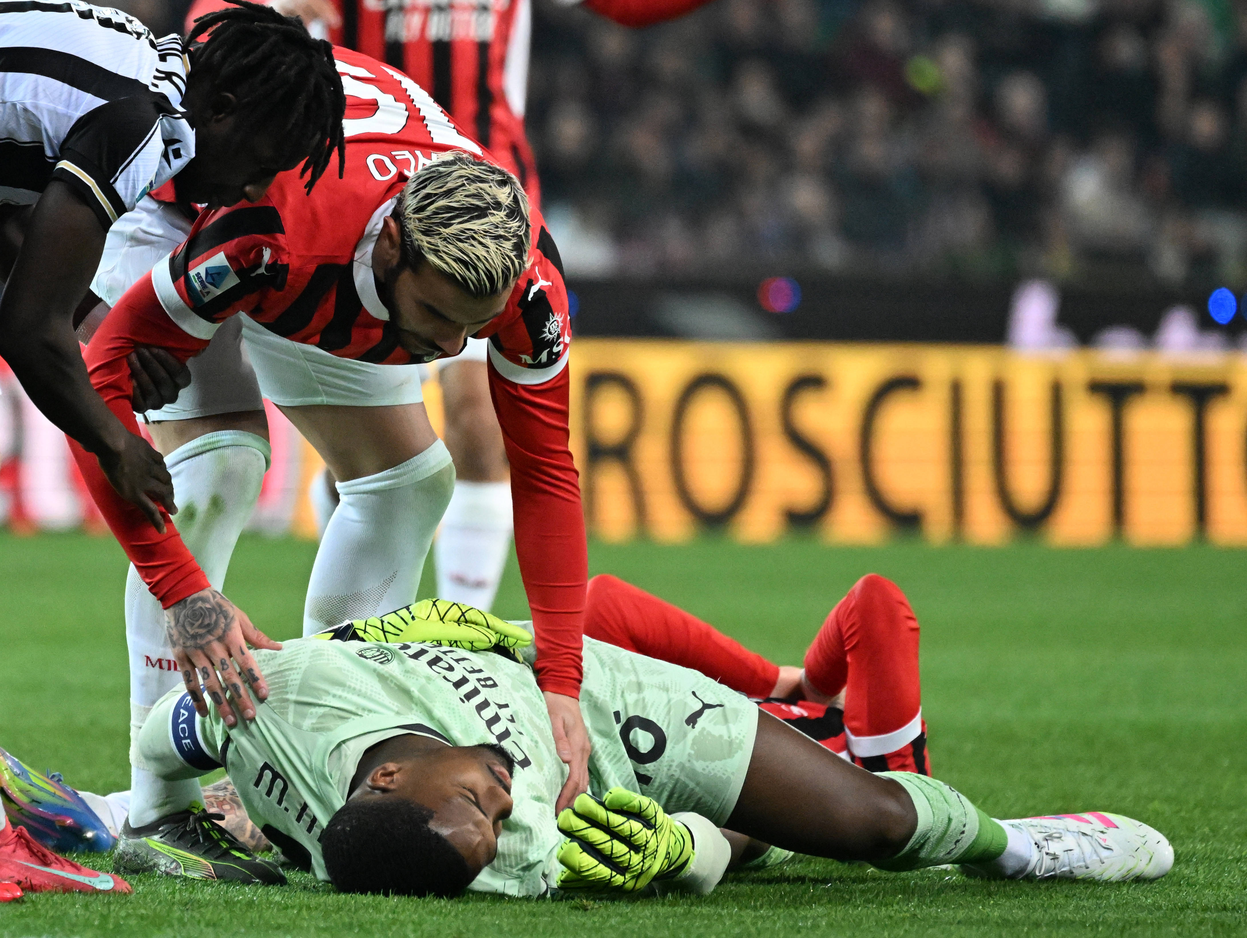 关于罗马球迷闹场事件,意甲风波不断,联赛形势动荡的信息 关于罗马球迷闹场事件,意甲风波不断,联赛形势动荡的信息