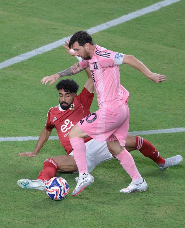 梅西助攻带球突破，巴萨轻松杀进