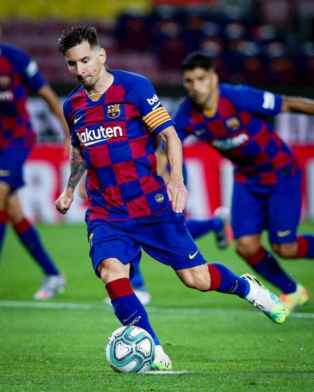 梅西助攻带球突破，巴萨轻松杀进