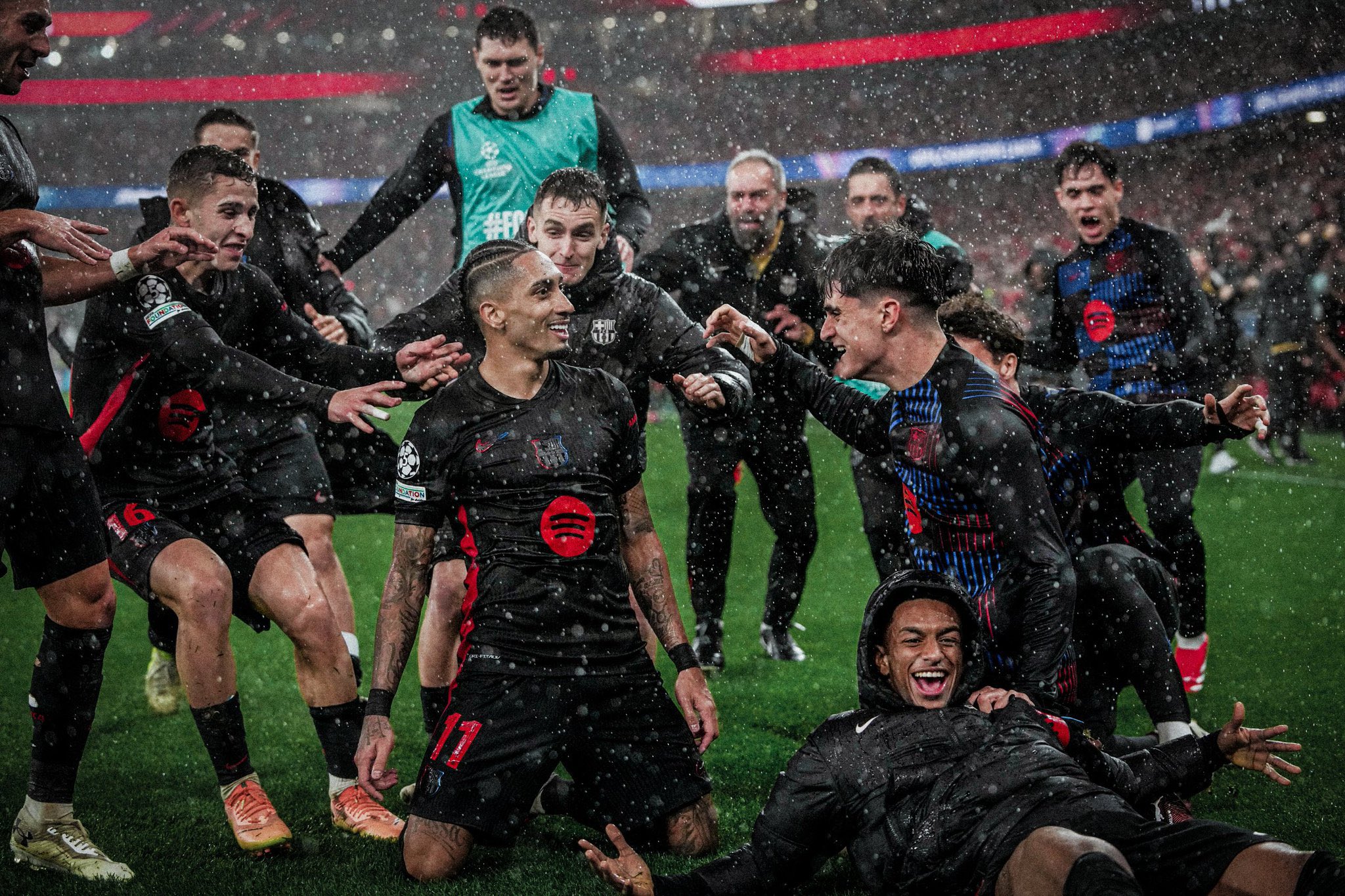 包含巴萨中场神奇助攻，绝杀对手瞬间逆袭的词条