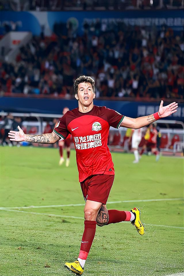 一位球员在热门比赛中取得关键进球，成为焦点