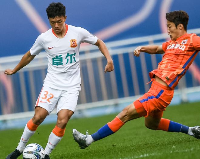 湖北队在场上比拼中获得胜利 湖北队在场上比拼中获得胜利