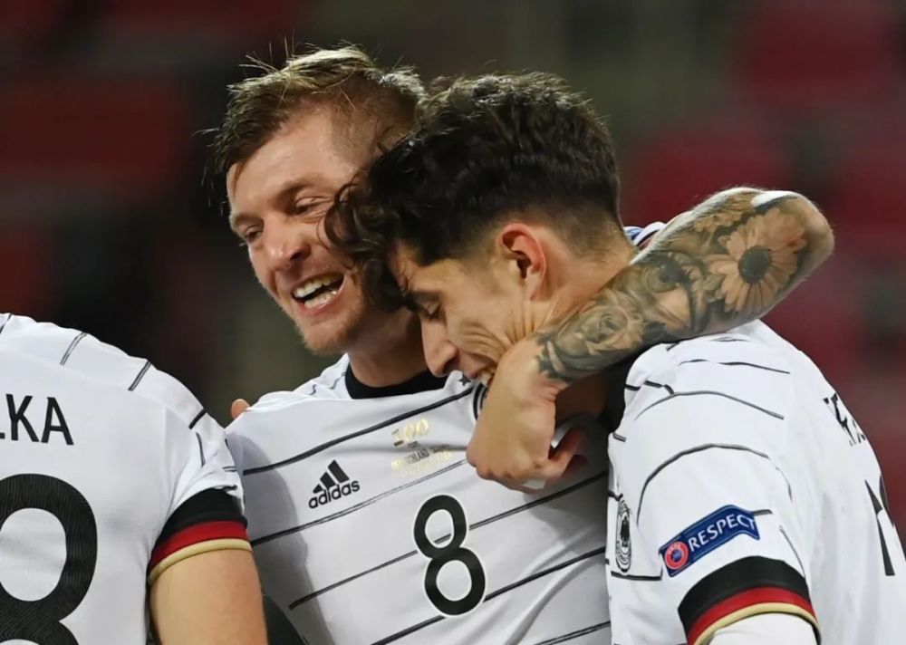 乌拉圭逆转希腊，加维扛起全队的简单介绍