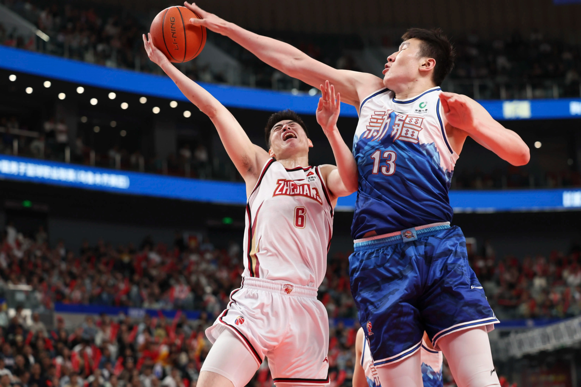 广东队险胜新疆队,东契奇带队取胜 广东队险胜新疆队,东契奇带队取胜