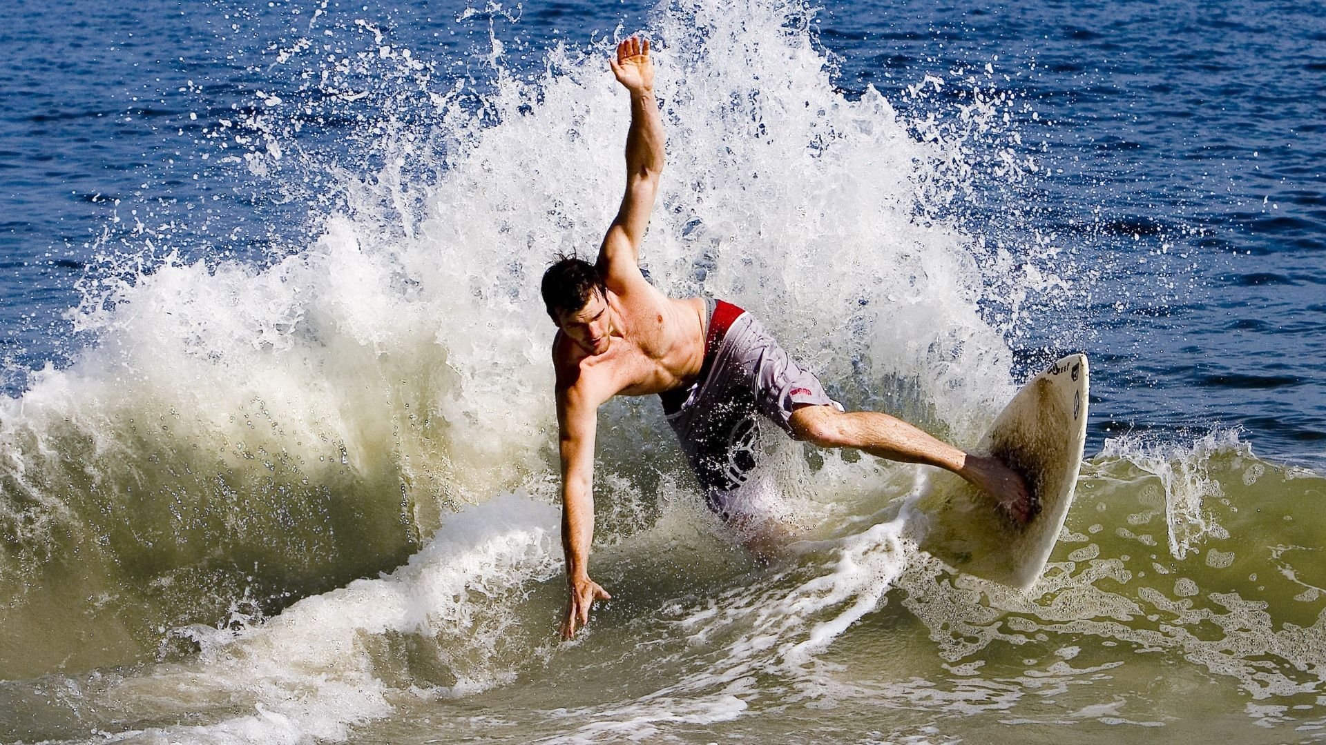 赛道上的逆袭，塞恩斯火热状态助雷诺力克迈凯伦